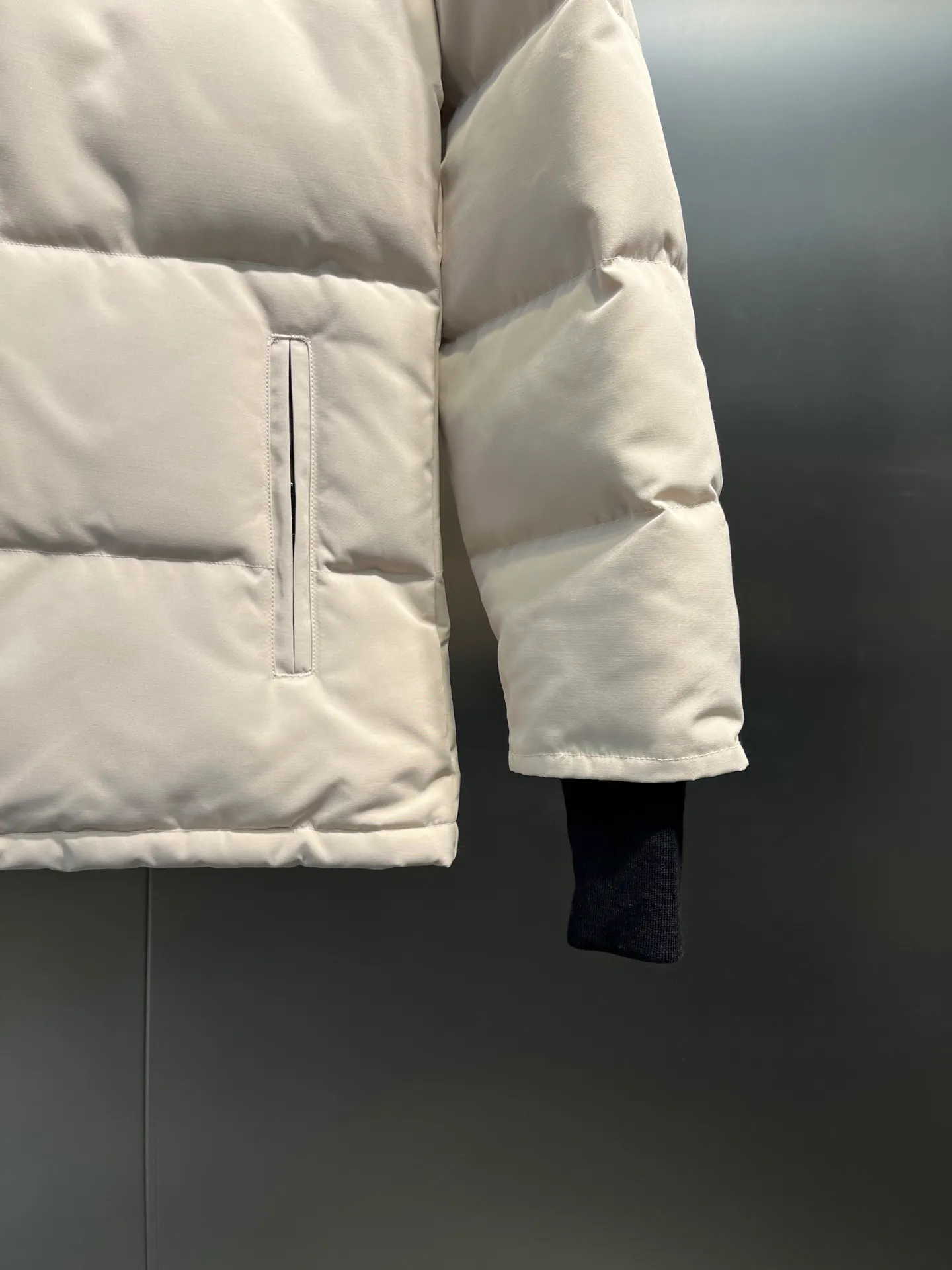 P860 Canada Goose Canada # Expedition04 Parker, a treasure of Canadian origin! Limited supply worldwide! Canada Goose Model 04 is a top-notch couple model, polar cold-proof outdoor series fur collar detachable hooded parka down jacket, the first Goose in 2024. I hope my partners like the top quality, and I hope everyone can evaluate it together! The most popular cool items of the Big Goose family in 2024 are online. The same popular product of Yi Yang Qianxi is said to be a joint limited edition Big Goose that cannot be bought in autumn and winter. If you dislike the sameness of the Big Goose in the past, then this model will definitely give you a different experience! This year's most powerful couple's collection for autumn and winter is online, a top-notch luxurious ready-to-wear style, paired with an outdoor warm down jacket with great style and charm! The most standard and classic items of the Daye family in the past two years are equipped with unique reflective stripes for embellishment, which further shows the high-end fashion performance effect. With the embellishment of hardware buckles, it has excellent performance effect. The upper body is clean, simple and elegant, even for urban leisure. It is suitable for various occasions. Designed with large pockets, this model has a large capacity and is equipped with reflective stripes, making it safer at night. It is suitable for various adventure activities. It is made of windproof and waterproof technical materials. The interior is filled with full white duck down, which is absolutely cold-proof and warm. It also has a stand-up collar design and fine fluff at the collar, with meticulous attention to detail! The charm of this model is also more spiritual, and the upper body has more temperament and specifications. It perfectly shows the ultra-high standard of fashionable performance of this model, integrating outdoor and life, and you can even create high-street wear! The most pinnacle limited-edition goose that we have presented so far, both in terms of design and detailed materials, it is completely outstanding. The grand and evergreen version design is matched with cool reflective elements. The overall appearance can be said to be quite high, and it has that kind of powerful outdoor performance! It combines high-end casual attributes with high-street style. It is high-grade, domineering, warm, and beautiful. The visibility of the upper body is quite strong, and the configuration of the owl element is highly brand-recognizable. It fully complements the overall brand performance and visual effects, and also has the high-end sense of fashion and fashionable performance. It is a must-buy product because it is the most awesome down brand on the planet and one of Canada's three national treasure brands. It is also a sentimental down luxury brand. In the field of polar cold-proof clothing, Goose has made an irreplaceable contribution... Size: xs s m l xl